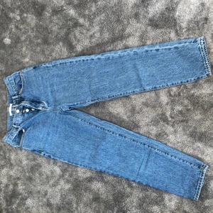 Jeans - Snygga jeans från pacsun, köpta i usa. Modellen heter high Rise straight. Säljer pga för små. Är i storlek 23 som är en storlek 32/34. Väldigt bra skick och skön modell. Köparen står för frakt. Står ej för postnords slarv 🤎