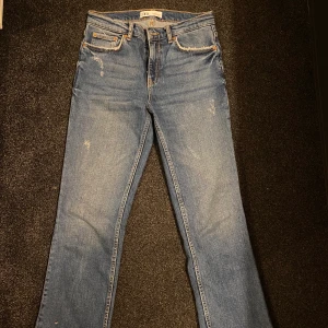 Zara jeans strl 36 - Jeans från Zara, storlek 36. De är ganska korta och de är slitna nertill. Själv är jag 173cm lång och jeansen är hyfsat korta på mig (sådan modell på jeans). De är i bra skick, jag har använd dem max 2 gånger. Köpta för 399kr. 💚(frakt 66kr tillkommer eller gratis upphämtning) 