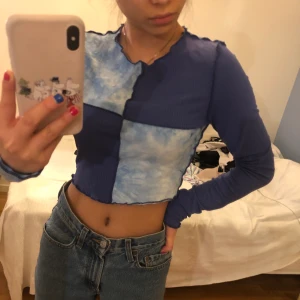 H&m  - Jätte fin Blå croppad i bra skick, stolek s men passar även en person som är xs. Kontakta vid mig vid flera frågor och intresse 💙