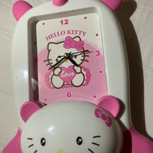 Hello Kitty Klocka - Fick till julklapp men har ingen användning för tyvärr, man kan ha en annan bild då det är en fotoram, klocka med alarm OCH sparbössa! Buda i kommentarerna! BUD NU: 90kr