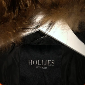 Hollies jacka - Andvände förra vintern, vill inte ha den längre. Köpte för 4000 jätte fint skick och super varm och mysig !!!! (Pris kan diskuteras privat också!) 