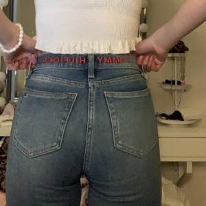 Mid-rise jeans från Hilfiger med text broderad på baksida. Är osäker på storleken men är ca 30 i benen och passar ca 24-26 i midjan. Jag är en Xs och 34 i byxor.