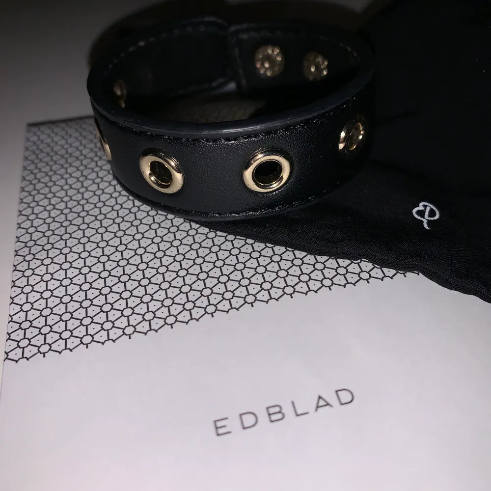 Säljer detta superfina fuskläderarmband från Edblad! Har så mycket smycken och tyvärr kommer detta inte till så mycket användning. Priset kan diskuteras! ❤️ Kan skicka fler bilder om det önskas!. Accessoarer.