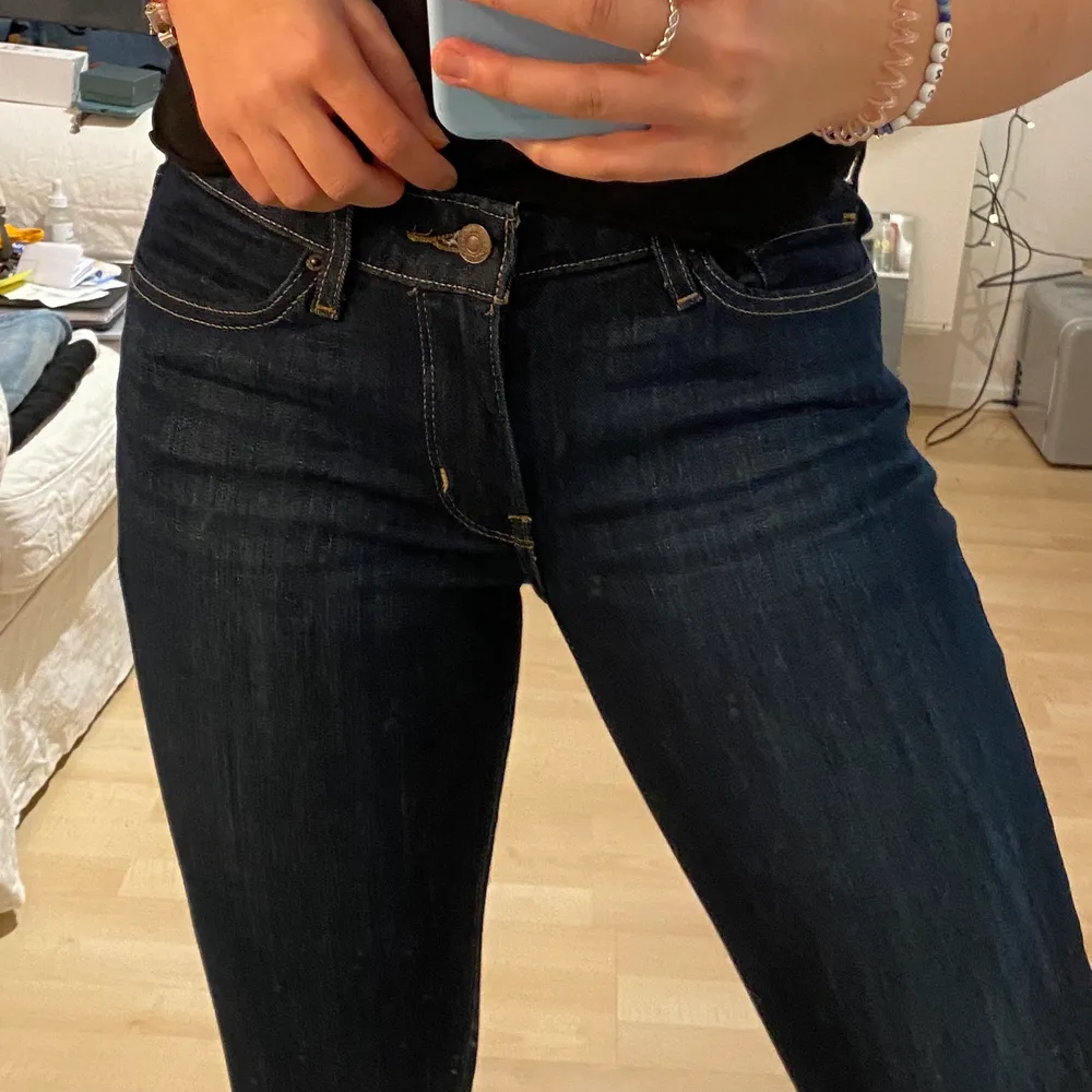 Säljer dessa oanvända Levis jeans i storlek W27 L28! Modellen heter ”711 skinny”! Köptes i USA och endast testade så skicket är som nytt! Säljer dem för 120kr!. Jeans & Byxor.