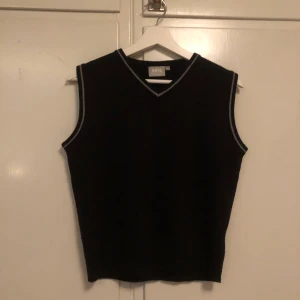 Väst - Najs tygväst som jag aldrig använder och bara använt 2 gånger. Köpt här på plick❤️