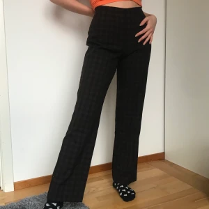 Vintage rutiga kostymbyxor - Jätte fina rutiga kostymbyxor från Share. Det står storlek 40 i dem men de passar mig så jag skulle säga att de passar de som ligger mellan 36/38.
