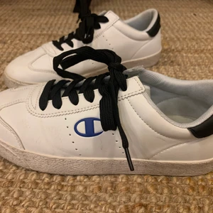 champion skor  - champion skor med memory foam inlägg, bara använt några få gånger! säljer pga. att dem är för små! 💞