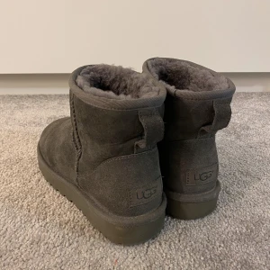 Uggs - Äkta uggs, låga grå i strl EU 36 🦋 använda endast ett fåtal gånger (inte en hel säsong), i mycket fint skick förutom defekt på bild 3 (av vatten) 😇 Köpta för 2000kr 💕 HÖGSTA BUD 600kr