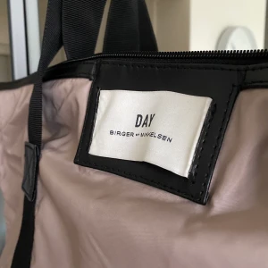 DAY Birger et Mikkelsen väska  - En stor och rymlig DAY-väska som är i fint skick förutom att den är lite skrynklig pga. att den legat nedpackad oanvänd ett tag 🙈  Frakt tillkommer 💗