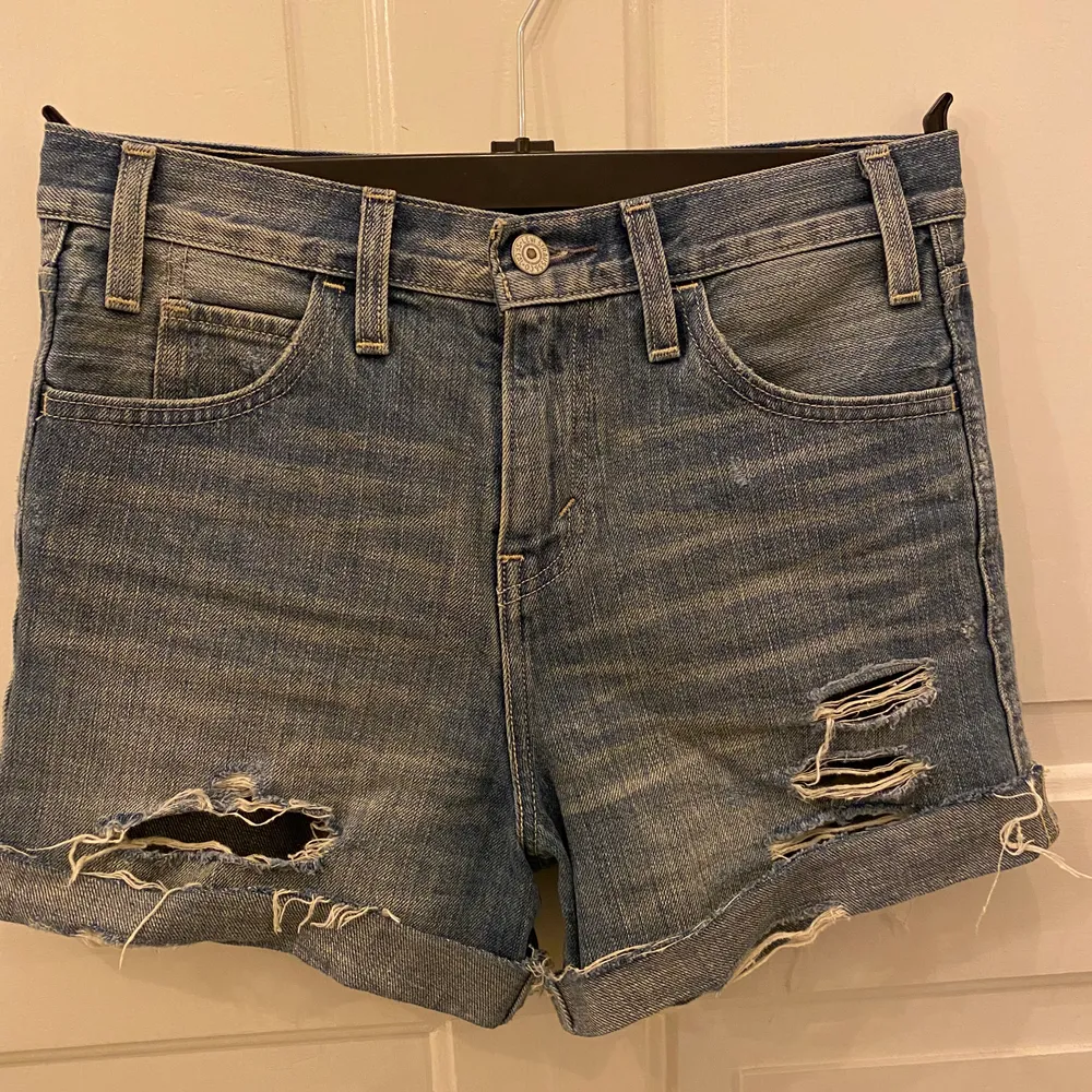 Högmidjade Levi’s shorts i mycket fint skick säljs p.g.a att de inte passar längre. De är w25 i midjan.                                            150kr bud kan läggas som ökar med 10kr. . Shorts.
