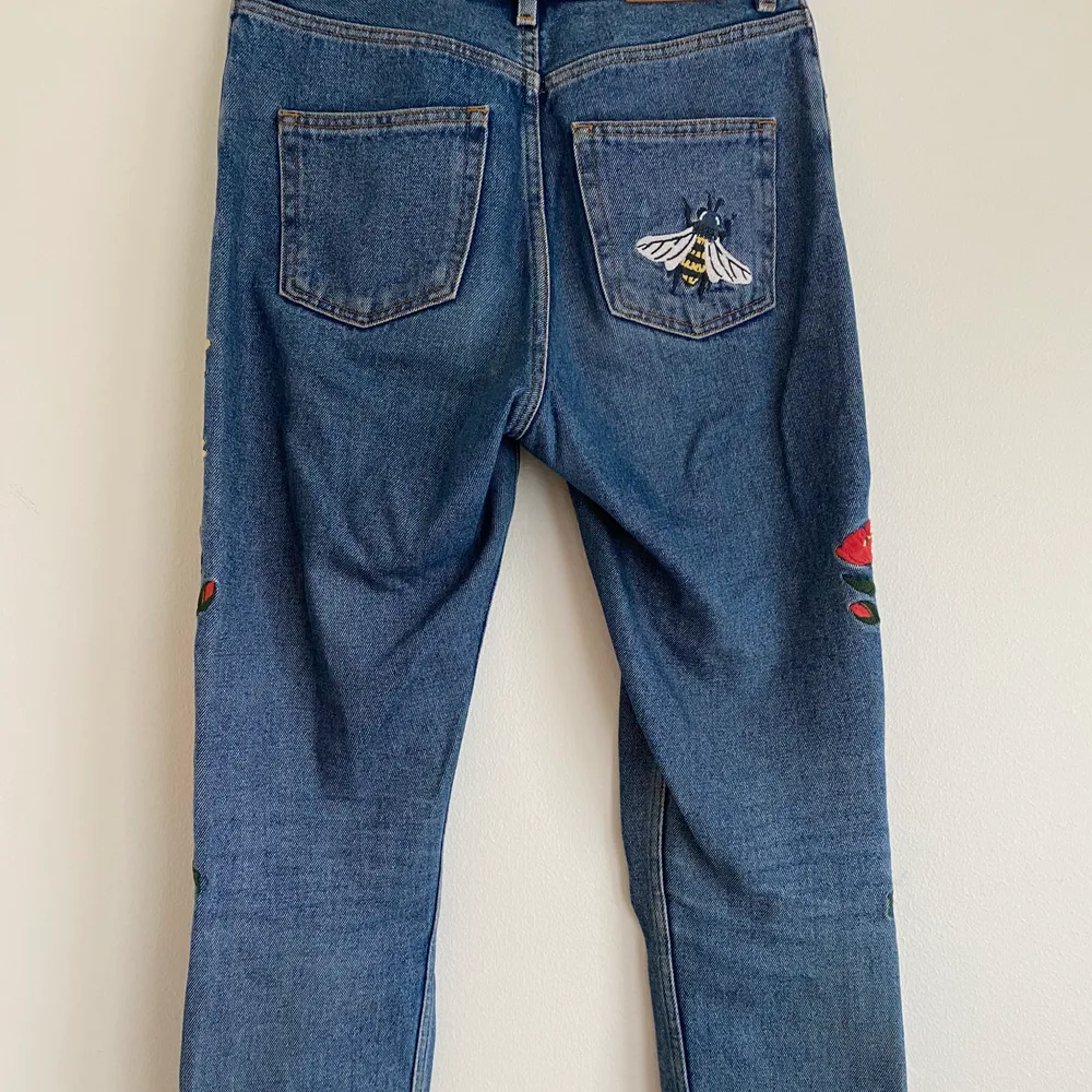 Jättefina broderade jeans från monki som tyvärr inte kommer till användning. Strl: W27. Skriv gärna om du har några funderingar!🥰. Jeans & Byxor.