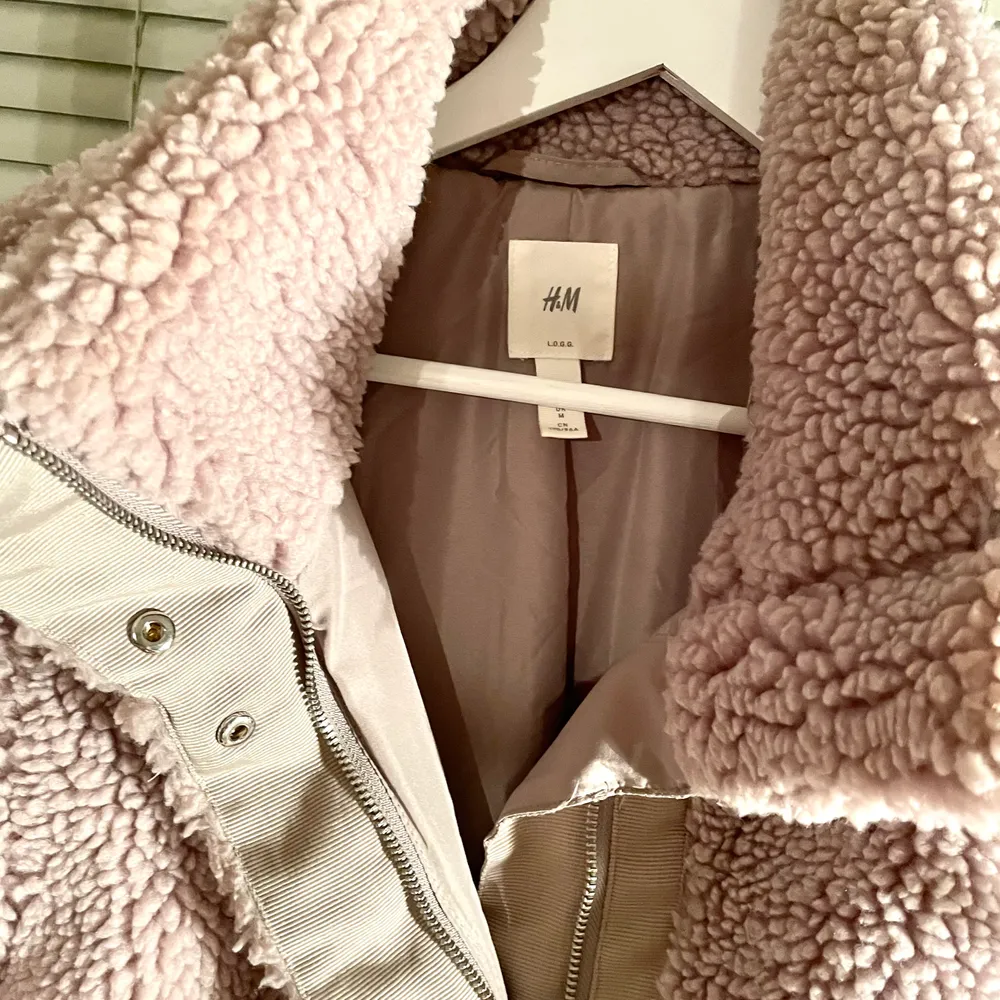 Fin, knappt använd jacka från H&M. Material kallas Teddy alt. Pilé. Färg: beige . Jackor.