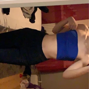 Blå topp - Skit snygg blå topp från bohoo. Används endast ett fåtal gånger. Frakt ingår i priset