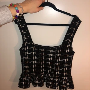 Slutsålt linne från zara - Slutsålt skitsnyggt ”stickat” linne från Zara! Använd någon enstaka gång och är i nyskick! 💕💕 Passar både till vardag och fest & sitter jättebra! Bud:260 (+ eventuell frakt)