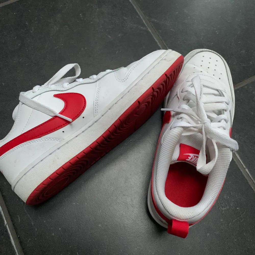 Röd vita sneakers från Nike❤️ Säljer pga använder sällan, använda enbart ett fåtal gånger💕 Köparen står för frakten💘. Skor.