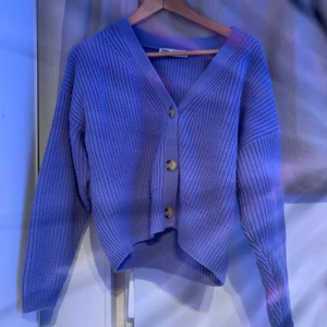 Stickad kofta från zara! - Denna fina lila koftan är från zara och har blivit väl använd men skulle gärna vela sälja den till någon som skulle kunna ha användning av den! ❤️ köpare står för frakt‼️