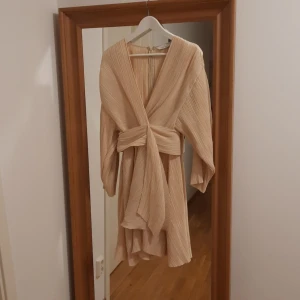 & other stories klänning. Wedding Capsule! - Här kommer en superfin klänning i bra kvalité. En collection som Stories släppte som hette wedding capsule, såldes snabbt och dyrt. Suuuuuper snygg på, breda armar men slimmande midja. Nypris 1299:- så mitt pris är extremt bra! Pris ex porto