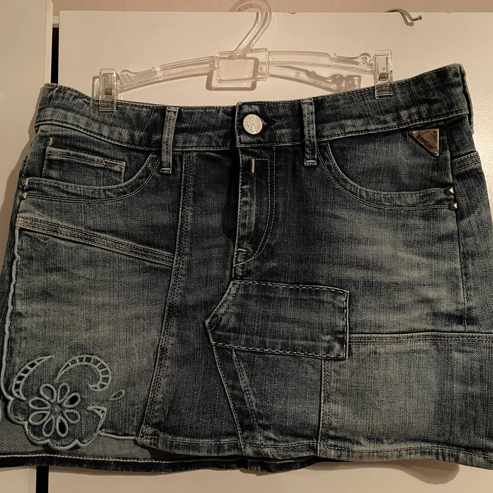 Jätte söt jeans kjol med ett litet mönste på sidan. Säljer för att den inte används då den är för kort för mig. Använd 2 gånger. . Kjolar.