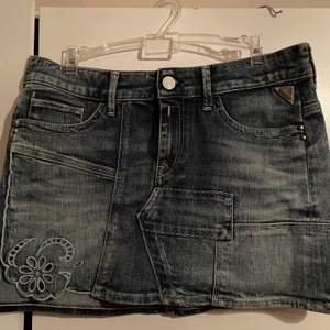 Jätte söt jeans kjol med ett litet mönste på sidan. Säljer för att den inte används då den är för kort för mig. Använd 2 gånger. 