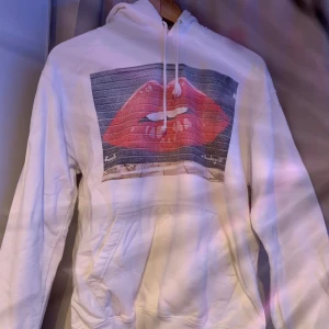 The cool elefant hoddie - The cool elefant hoddie som har blivit väl använd här men tyvärr inte blivit använd på ett tag hade nog varit bättre med någon som kan ha den som användning av den! I hyfsat bra skick!!