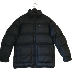 Nike puffer dunjacka - Snygg vintage Nike puffer dunjacka från 90-talet. Använd men i bra skick, storlek S men mer som en M