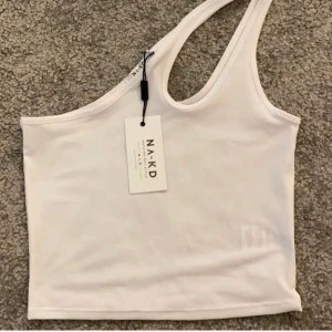 NAKD LINNE - Helt oanvänd topp från Nakd. Lägger ut igen pga oseriösa köpare.