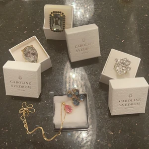 Caroline Svedbom Smycken ÄKTA - Helt oanvända smycken från Caroline Svedbom! För fler bilder/info skriv privat i chatten! Paketpris kan ges till ett bra pris men styckpris finns också! Lägg ett bud :)                                 ❌blåa örhängen sålda❌