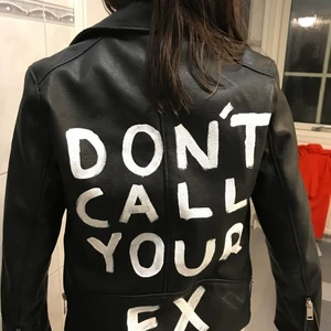 Skinnjacka med tryck - Skinnjacka (inte äkta skinn) ifrån HM str XS fast från herravdelningen. Passar XS och S i damstorlek. Designen på baksidan är hemmagjord från en annan Plickare. Så cool jacka, men säljer vidare då den inte kommer till användning. Köparen står för frakt. 