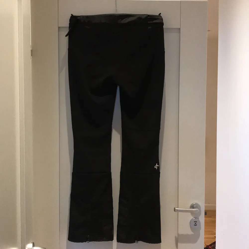 Svarta lite tunnare tajta skidbyxor från cross sportswear. Strorlek S, använda en vecka, fint skick. Säljer pga för små, nypris 1200kr. 500kr eller bud. frakt 88kr.. Jeans & Byxor.