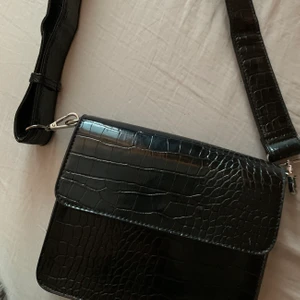 hvisk cayman shiny  - svart cayman från hvisk, använd fåtal gånger och ser ut som ny! bud i kommentarerna🍄 