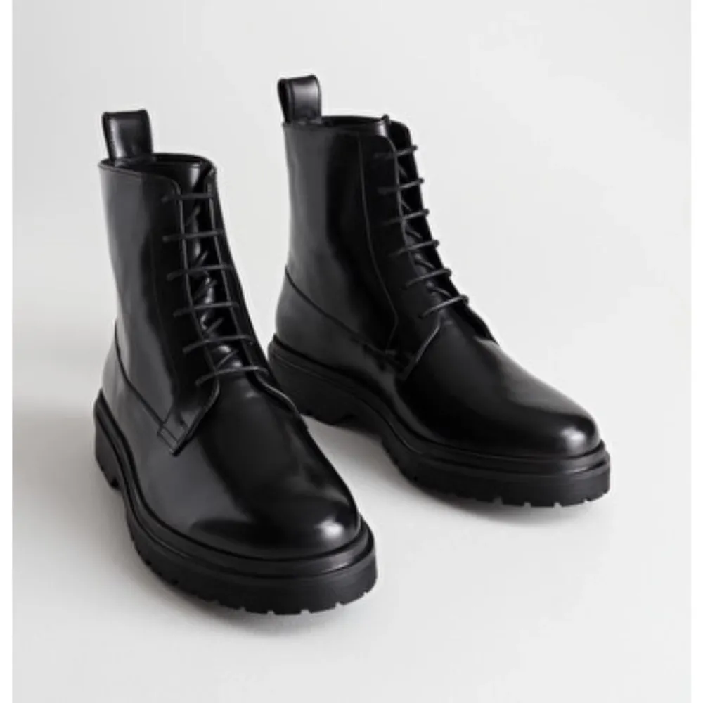 Lace up leather boots från &other stories. Köpta för 1450kr. Har använt dem en gång, men säljer pga att jag inte haft någon användning för dem. Väldigt lika dr. Martens. Utgår från 500 men buda gärna om du är intresserad! Kan både mötas upp i Stockholm samt frakta! Bild på mina kan fixas vid seriöst intresse. . Skor.