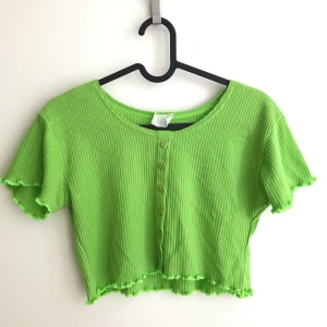 Söt topp - Söt ljusgrön ribbad topp med hjärtformade knappar. Strl S. Löst och luftigt tyg men ändå välsittande. Hade kunnat passa en storlek M 🤍