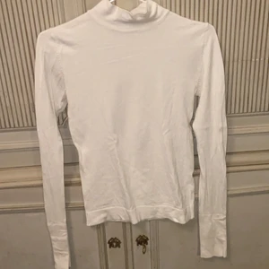 Vit tröja  - En vit stickad tröja i ett litet tjockare material. En liten polokrage. Liten i storlek. Möts upp inne i Stockholm eller fraktar men då bekostar du frakten själv. 