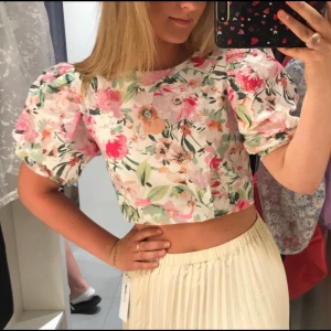 Blus från gina - Somrig blus från Gina tricot. Nypris 399kr ANVÄND EN GÅNG