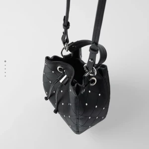 Zara väska - Söker denna ”MINI BUCKET BAG” ifrån Zara. Om ni säljer den eller vet någon som säljer denna så kontakta gärna mig eller skriv en kommentar.❤️