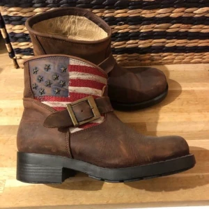 Johnny bulls boots - Johnny bulls boots som bara är använda 2-3 gånger. Köptes för 1700kr. Tror inte dessa går att få tag på längre och modellen är lite sliten men det är så dem ska vara! Jättefina! Säljes då jag tyvärr inte använder boots. Storlek 37.    Köparen betalar frakt!!!
