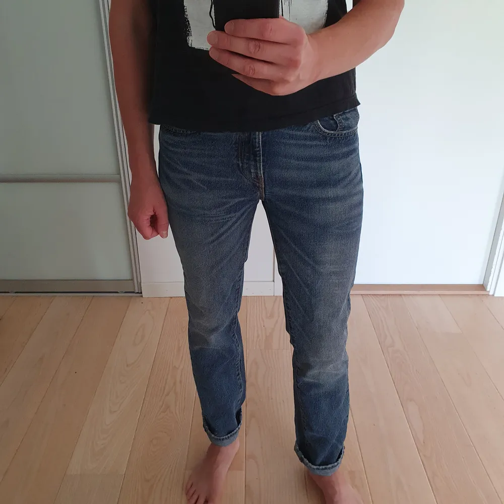 Levi's jeans i tjock denim. Mycket gott skick, lite använda. Jag är en kille 177cm/68 kg.. Jeans & Byxor.