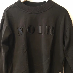 Svart tröja från Cubus  - Köpt för ett år sedan men knappt använd. Den har en dragkedja på båda sidorna längst ner. Texten är NOIR. Kan mötas upp i Stockholm eller frakta (köparen står för frakt)..  