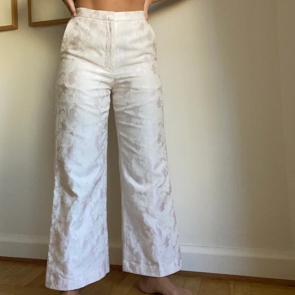 Ljusrosa kostymbyxor med vit brodyr⭐️⭐️ kan skicka fler bilder om så önskas, frakt tillkommer⭐️. Jeans & Byxor.