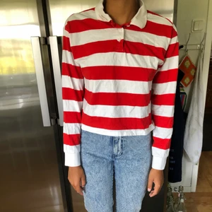 Randig polo långärmad  - Bor och rödrandig polo långärmad i bra skick. Säljer då jag använder den för sällan. Pris 65 kr, köparen står för frakt. 