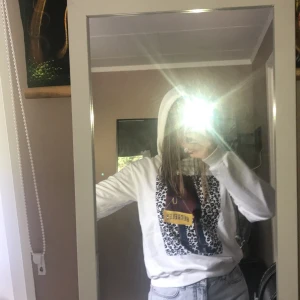 Hoddie - Vit hoddie med detaljerat tryck. Lite tunnare än vanlig hoddie, vilket är skönt då den inte blir för varm nu under sen sommar eller kommande höst. Säljes då jag har en till liknande. På trycket står det Berkeley. 