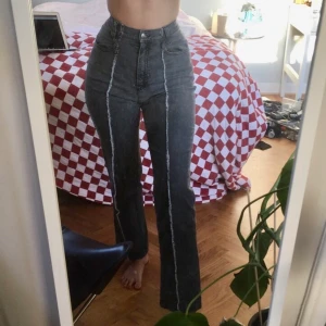 Vintage jeans i grått - Supersnygga gråa jeans med fina detaljer! Lite y2k känsla med broderiet på bakfickan🤩 Dom kommer tyvärr inte till användning hos mig så behöver ett nytt hem! Står i att det är en storlek 38 men skulle snarare säga att det är en storlek 36, jag på bild är 162cm och dom är ganska perfekt längd för mig. Köpare står för eventuell frakt!💖