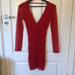 Röd festklänning, Storlek XS - Aldrig använd, prislappen är fortfarande på. Säljer så jag aldrig kommer ha användning för den. Väldigt urringad och öppen i ryggen
