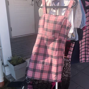 rutig klänning  - så fin klänning från hm som tyvärr blivit för liten för mig. har bara använt den typ 3 gånger! priset kan diskuteras vid snabb affär 💜