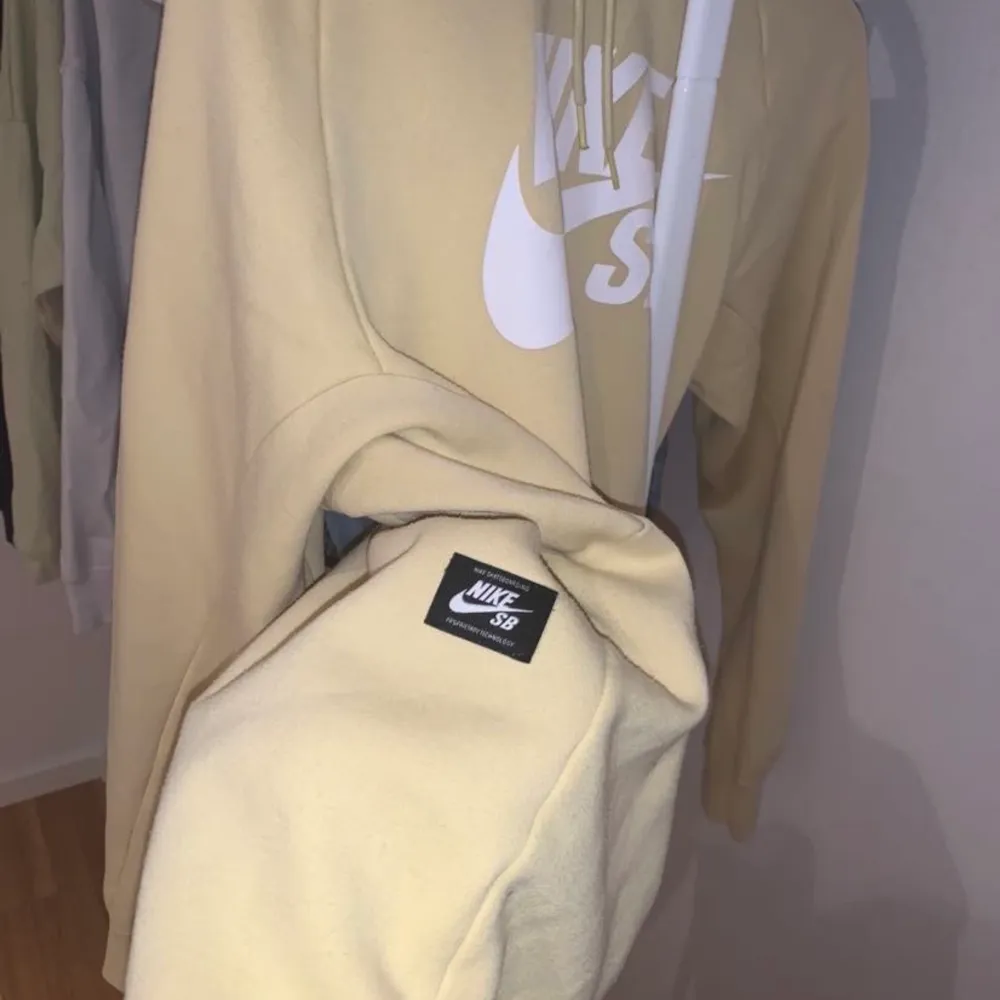 Nike sb hoodie, ljusgul färg helt fläckfri och inga skador. Tvekar på om jag vill sälja den dock men de beror på hur mycket jag kan få för den. Hoodies.