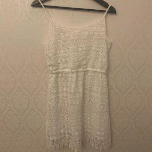 Klänning från HM - Vit spetsklänning från HM. Bra skick. Storlek S. Frakt tillkommer💋