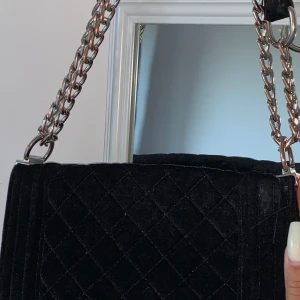 Svart Väska - Använt många gånger men köpt en ny så jag säljer den.✔️🤍