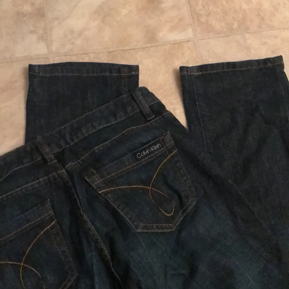 Jeans från Calvin Klein, sparsamt använda, som nya . Jeans & Byxor.