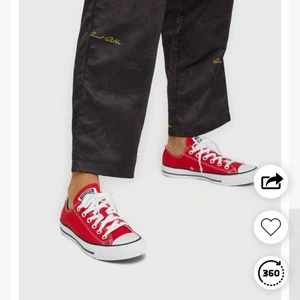 Röda Convers ❤️ - Säljer då mina röda convers, storlek 39. Använda få gånger☺️ frakten kostar 66kr 