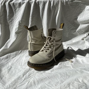 Dr Martens st 37 - Vita créme färgade dr Martens, passar mig som har storlek 36